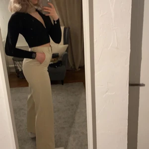 Beiga kostymbyxor  - Säljer mina favoritbyxor från nakd då de blivit försmå, de är sparsamt använda