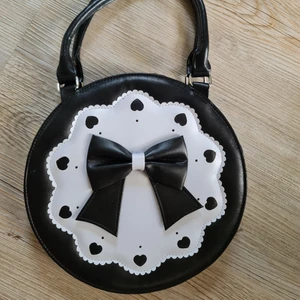 Söt handväska  - Otroligt gullig handväska med en rosett på framsidan. Den är i väldigt bra kvalitet och inte alls sliten. 