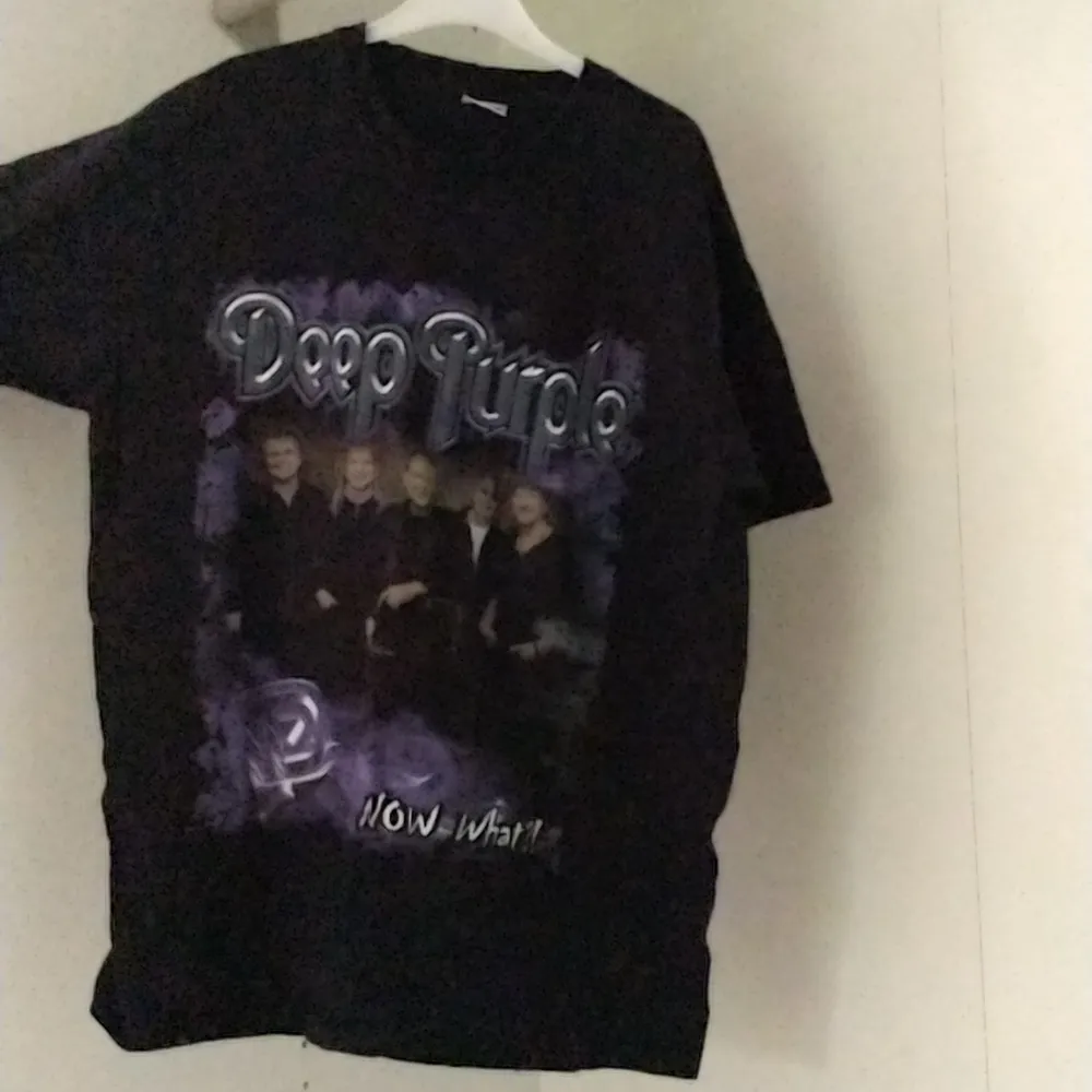 Säljer en T-shirt med Deep purple tryck på! Är i storlek M så skull se väldigt bra ut på folk som har st: M S XS för att den skulle sitta oversized. Va inte rädd för att fråga om fler bilder och det går alltid att pruta!✨. T-shirts.