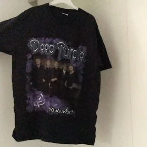 Cool Deep purple T-shirt - Säljer en T-shirt med Deep purple tryck på! Är i storlek M så skull se väldigt bra ut på folk som har st: M S XS för att den skulle sitta oversized. Va inte rädd för att fråga om fler bilder och det går alltid att pruta!✨