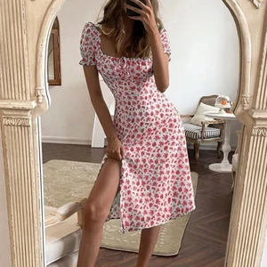 Klänning - Helt ny klänning, endast testad, tyvärr var den för stor för mig över bysten. Publicerar igen Pga oseriös köpare. 120kr + frakt 😊😊 (första bilden är lånad)