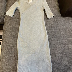 Grå klänning aldrig använd - Storlek xs, aldrig använd och prislappen kvar. Från H&M. Den sitter tight och jag köpte den förra sommaren och har aldrig använt den. Den är över knäna till en lång tjej. Kan mötas i Malmö, vill ni att den ska fraktas står ni för frakten. Hör av er vid frågor!🌸