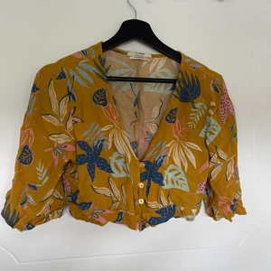 hawaiian cropped top - really cute top! I never got to wear it since it didn’t fit over my chest