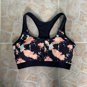 Sport bh - Denna sport bh har jag använt ca 3ggr! Inga skador eller hål! Jag säljer denna för 60kr ink frakt! Det är bara att skriva om du har funderingar eller frågor!