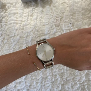 Calvin Klein klocka - Klockan från Calvin Klein Stately Silverfärgad/Stål. Fint skick. Låda medföljer om så önskas.