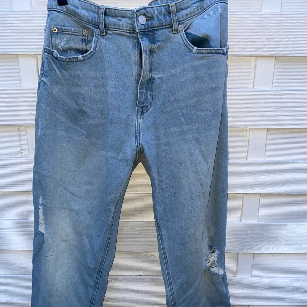 Säljer dessa fina byxor då det inte kommer till användning. Midjemåttet är 83 cm och dem är 105 cm långa. Köparen står för pris+frakt🥰. Jeans & Byxor.