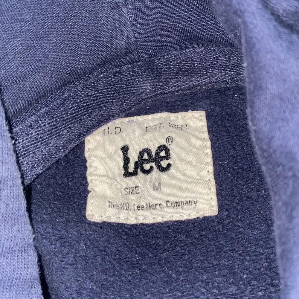 Tänkte sälja denna mörkblåa vintage lee hoodien eftersom den inte kommer till användning. Jättesnygg och användbar köpt för 750kr. Sitter oversized på mig. . Hoodies.