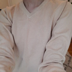 V neckline sweater - Säljer denna tröjan jag köpt men inte kommer till användning. Färgen ser ut som den sista bilden mer. Storlek:xs/xxs/s. Frakt 66 kr. 