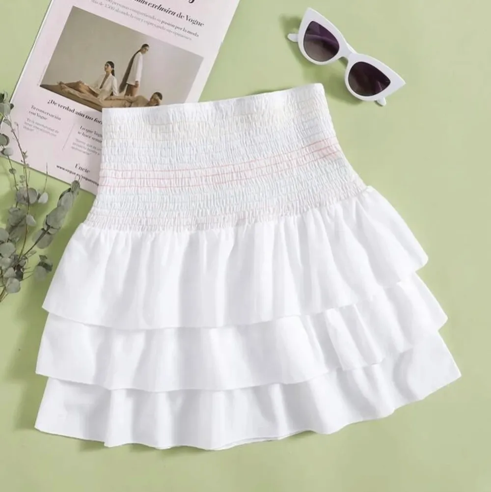 Superfin vit kjol med volanger som passar perfekt till sommaren! Storlek S och aldrig använd! . Kjolar.
