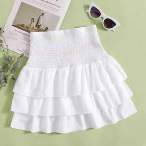 Superfin vit kjol med volanger som passar perfekt till sommaren! Storlek S och aldrig använd! 