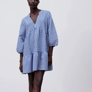 Rutig klänning - Säljer denna rutiga klänningen från zara pga att jag har dubbla hemma!🙌🏻 tycker att den är så snygg och härlig till sommaren, slutsåld också tror jag! Skriv för fler bilder🌟