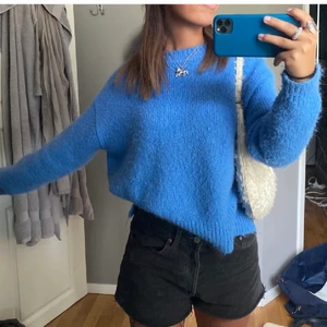 Blå stickad tröja  - Lägger ut igen på grund av oseriös köpare, storlek S, bud från 250kr + frakt 💕 eller köp direkt för 360💕