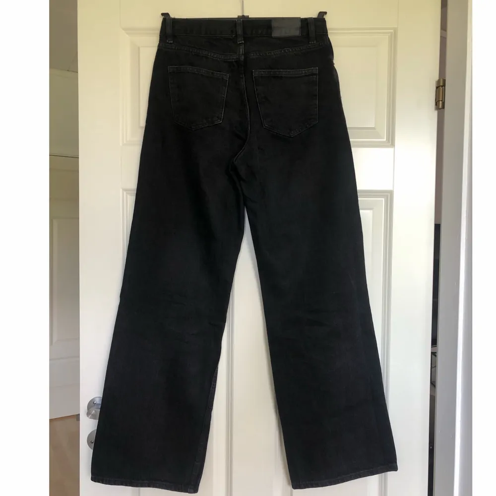 Säljer ett par svarta jeans från Monki, modellen är yoko och i storlek 27. Dem är inte helt kolsvarta! Frakt tillkommer💓. Jeans & Byxor.
