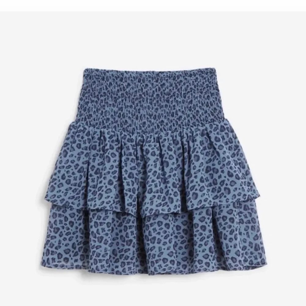Säljer min fina, slutsålda kjol från Kappahl🦋 Helt oanvänd i storlek 170 och passar mig som är S/XS och skulle även kunna passa en mindre M pga resåren (säljes endast för rätt pris)🧿. Kjolar.