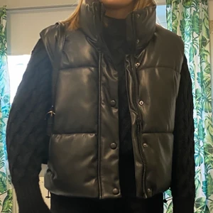 Zara väst - Säljer denna skinnväst (imitation) från zara som är i strl XL men sitter som en oversize M, jag har vanligtvis M i jackor o denna är perfekt då man kan ha en hoodie under utan problem. Den är använd max 5 gånger och är därför som ny. Köparen står för frakt.☀️☀️ Buda eller köp direkt för 350kr☀️ JACKAN ÄR SÅLD GENOM DIREKTKÖP💓