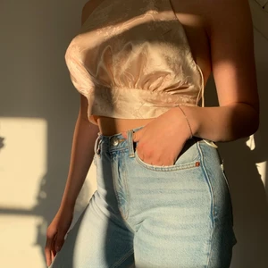 Öppen blus🖤 - En mönstrad topp som är öppnad i ryggen, en väldigt poppis tröja. Den är i storlek S men passar även på än xs, använt 2-3 gånger. Topp skick inte en enda trasig söm. Köparen står för frakten💕