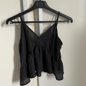 Linne/topp - Säljer de här populära linnet, den är inte från Bikbok, men den är från Gina Tricot och säljs inte längre. Storlek S men passar även XS