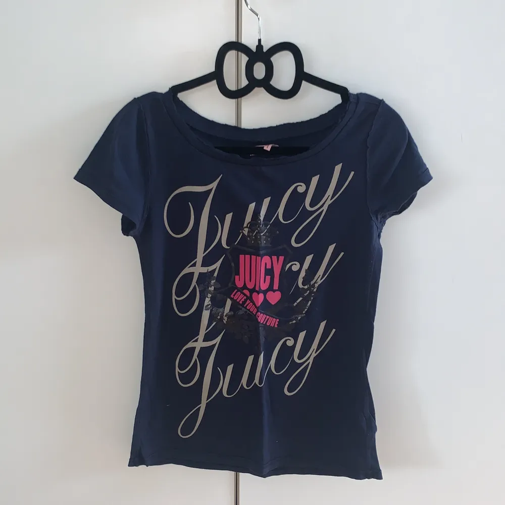 En marinblå tshirt från Juicy Couture. Mycket bra skick. T-shirts.