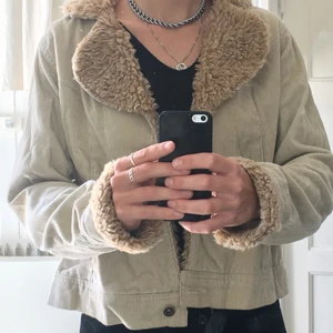 Manchester jacka  - Beige manchesterjacka med muddar i storlek small säljes. Riktigt härlig färg och 90-tals vibbar. Perfekt till sensommaren och hösten.