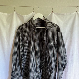 Svart och vitrutig skjorta - En superfin rutig skjorta i svart och vitt. Köpt secondhand men i perfekt skick. Har en lite oversized passform.