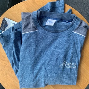 Oasis t-shirt - Säljer denna oasis t-shirt med olika nyanser av blå, köpt secondhand men i fint skick!