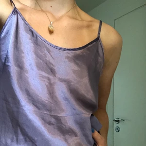 Linne - Säljer ett lila linne i storlek S. Linnet är köpt på second hand därför är märket okänt men det är fortfarande svincoolt och går att matcha med många outfits!!