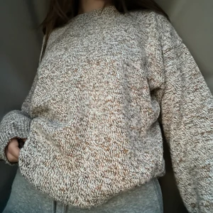 Stickad oversized tröja  - En stickad och mysig tröja! Den är oversized och har ett tyg som varken sticks eller kliar. Storlek S. Kan skicka hem till dig! 