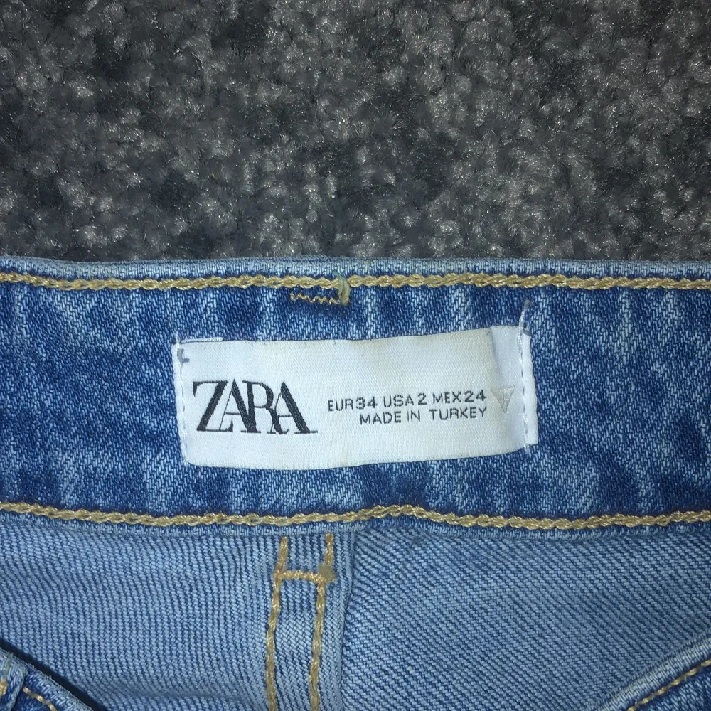 Några  trendiga zara jeans. nästintill oanvända. spårbar frakt. Jeans & Byxor.