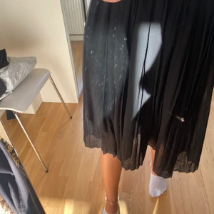 Långkjol - Svart plisserad kjol från Nakd. Skriv vid intresse🦋💕 Köparen står för frakten