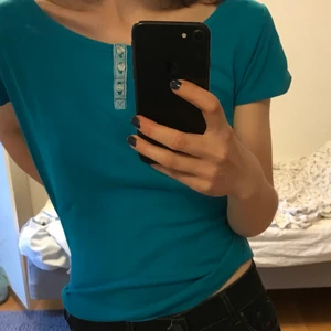 Topp från esprit  - Söt topp från esprit! Turkos/blå, den har även knappar på ärmarna 