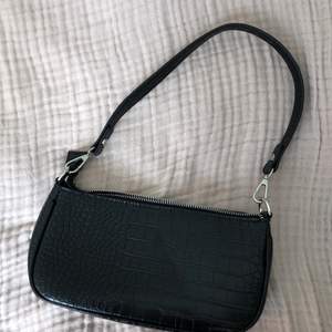 Säljer denna handväskan från Gina tricot, helt oanvänd! I ormskinn imitation 