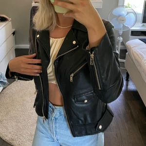 Skinnjacka - Svart skinnjacka med guld detaljer köpt på H&M! Säljer pga den ej kommer till användning