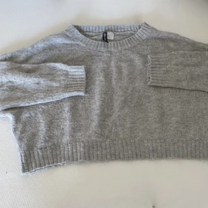 Stickad magtröja - Oanvänd stickad magtröja! Storlek: L. Pris:60kr. Köpare står för egen frakt! Tar emot Swish eller PayPal!