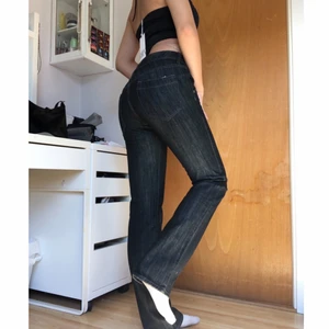 Lågmidjade Calvin Klein jeans y2k - 90/2000- tals lågmidjade jeans från Calvin Klein. NYA med prislappen kvar. Köpte från någon annan men inte använt själv då det inte riktigt är min stil. Storlek 28. Jätte bra kvalite och sitter som en smäck. Flaired/ straight passform. Jag är ca 170 cm och de går hela vägen ner på mig. Sitter bra på mig som vanligtvis har storlek 28, men skulle nog passa mindre storlekar också. Buda från 200❤️ priset exklusive frakt