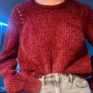 Lite mörkare röd stickad tröja ifrån H&M. Jättemysigt mjuk material och passar perfekt nu till hösten! 💜👏🏻 Använd men i mycket fint skick