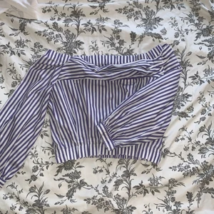 Ofshoulder tröja - Säljer denhär jättefina ofshoulder tröjan som är i skjortmaterial ungefär💕den är i mycket bra skick p har använt ett fåtal gånger✨