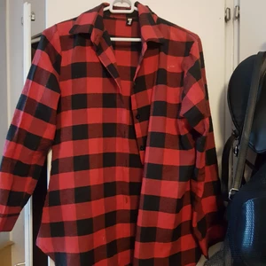 Flannelskjorta - Röd flannelskjorta i storlek S. Köparen står för fraken!