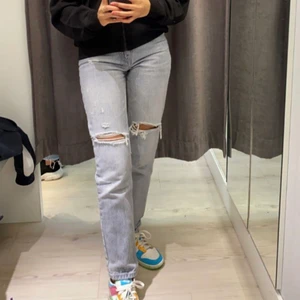 Gråa jeans - Säljer mina snygga gråa zara jeans som passar ihop med nästan allt och bara testats på🤩🤩 passar mig som har storlek 32 men skulle också kunna passa storlek 34!!!!
