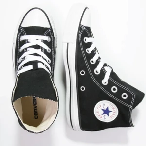 SVARTA CONVERSE - Säljer dessa svarta höga converse i storlek 36 pga att jag köpte fel storlek! Knappt använda så de är i superbra skick❣️ Säljer direkt för 550 kr+ frakt eller byter mot en 37 💖 Skriv privat för egna bilder o funderingar. Nypris 750 kr 🥰🥰