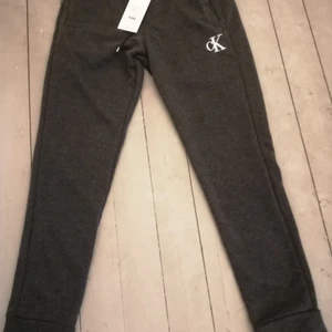 Helt nya calvin Klein byxor stl l - Helt nya calvin Klein byxor med lappen kvar säljes pga jag fick fel storlek och glömde skicka tillbaka varan 