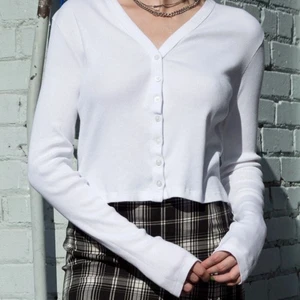 Brandy melville tröja - Går inte längre att köpa från brandy Melvilles hemsida. Söt kofta från brandy med långa ärmar. Som ny🤍🤍