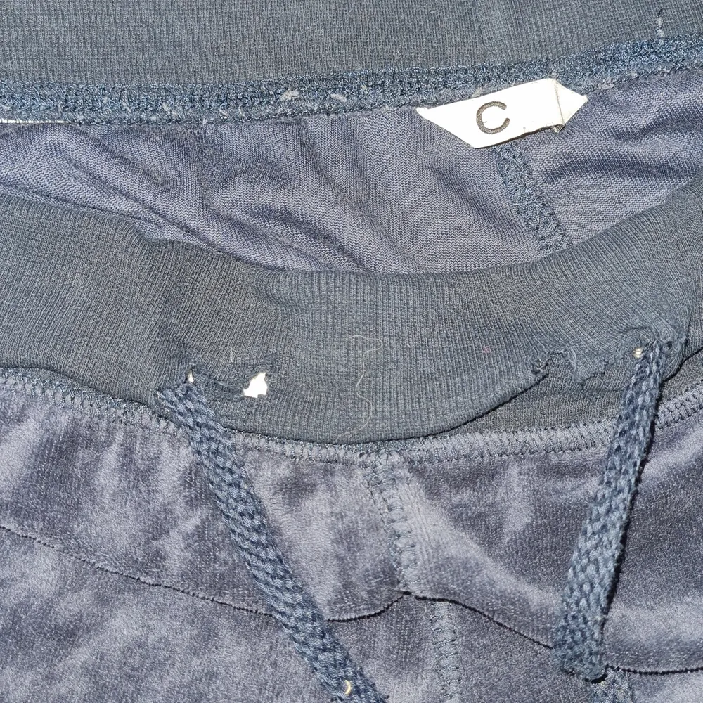 Blåa mjukisbyxor i storlek L. Små trasiga vid snörena vid midjan men det är inget man tänker på. Jeans & Byxor.