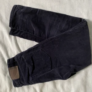 marinblåa manchesterbyxor  - höstiga manchesterbyxor från Pull&Bear i bra skick! 