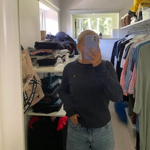 Lyle & scott sweatshirt - Säljer min mörkblå sweatshirt från lyle & scott som länge varit en favorit och passar till allt!!! Sparsamt använd och jätte fin och skön!! Obs tröjan är inte den färgen som den ser ut att vara på sista bilden! Säljs för 120+ frakt men kom privat för andra pris förslag! 