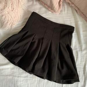 Kort kjol från Shein med dragkedja i sidan. För kort för mig (173cm) därav aldrig använd