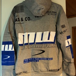 Hoodie madlady - Hoddie från madlady i storlek S. Använd ett fåtal gånger. Nypris 599 mitt pris 250kr+frakt.