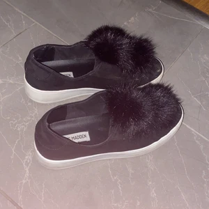 Steve Madden skor storlek 40❤️ - Säljer dessa snygga bom bom skor som jag kallar dom❤️ Köpta här från Plick och är knappt använda💕 Väldigt fint skick då de ser ut som nya💕