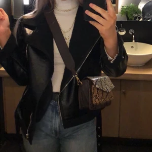 Glansig jacka med Teddy päls - Glansig bikerjacket med Teddy päls inuti och vid ärmarna, passar perfekt till vinter o höst 🖤 storlek M och den är lite oversized