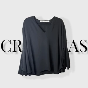 &Other Stories Blus - Söt blus från &Other Stories. Varan är i bra skick. Storlek: 40/M Färg: Svart Material: 100% Viskos  