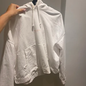 Acne hoodie vit - Vit acne hoodie köpt för ca 1 år sen för 1100kr. Superfin i bra skick. 